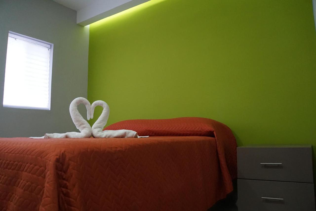 Habitación con cama grande